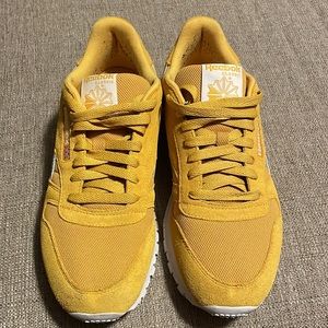 Reebok classic yellow size 9 mens